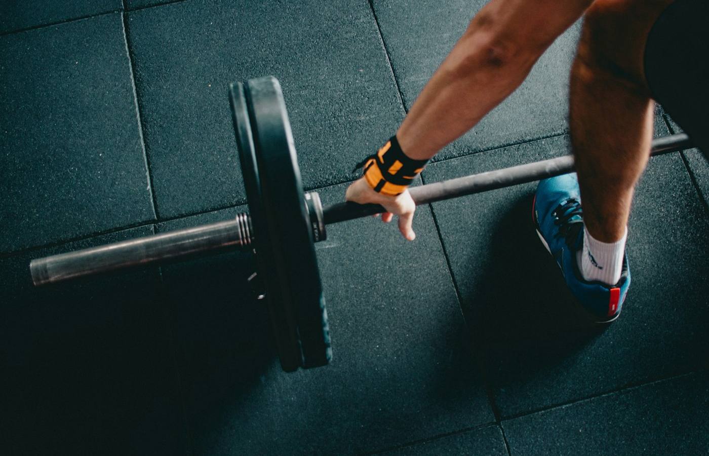 Žena cvičící ve fitness centru