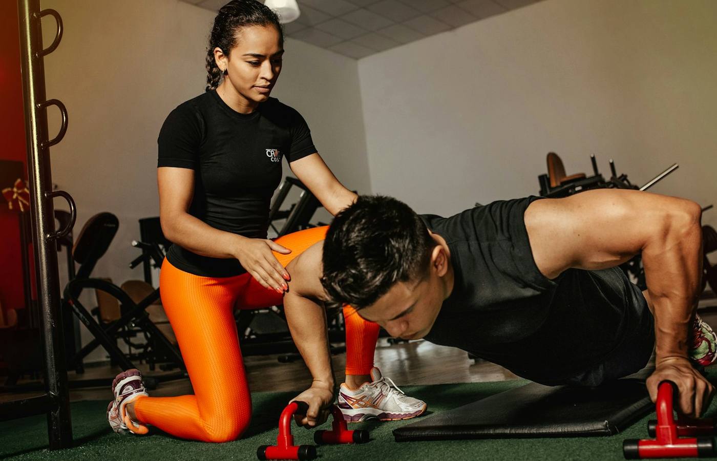 Interiér moderní posilovny s fitness vybavením